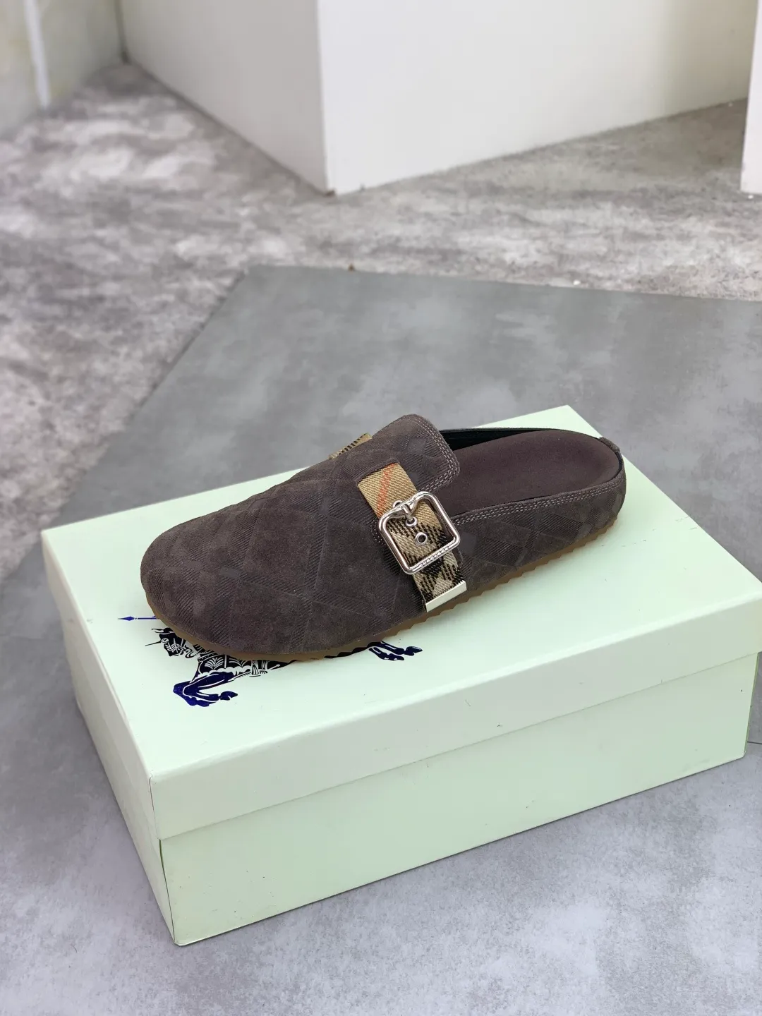 Men's Men's Shoes 💰P620 💰【New Style】Top Version 🆘【Burberry】New Burberry Slippers are on the market with perfect workmanship! 🔥Perfect shape and top quality🙈Non-slip and wear-resistant high-end rubber outsole👣Versatile and comfortable shoes, standard size: 39-45 (38 46 customized) 5️⃣colors available Top-quality packaging